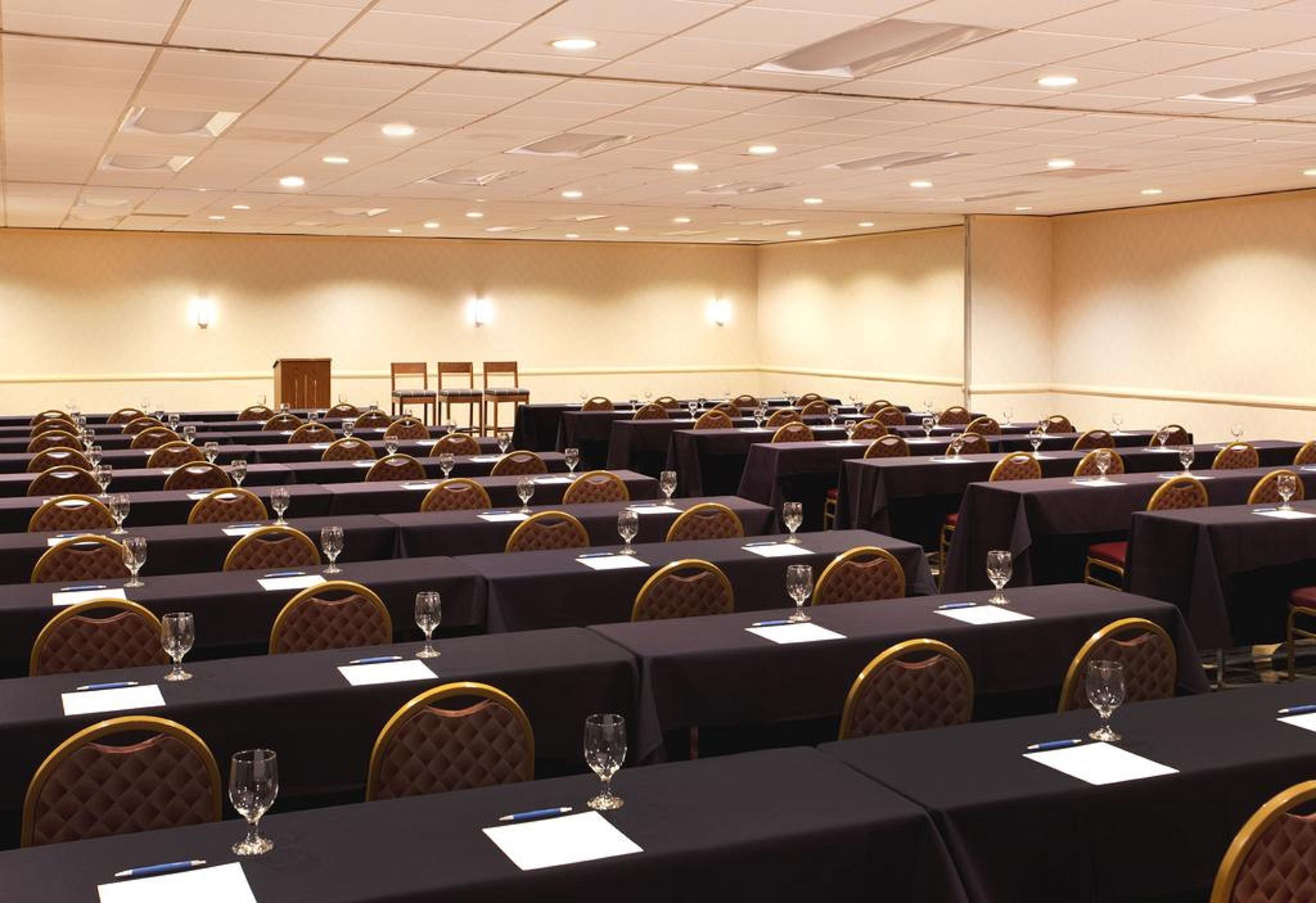 Four Points By Sheraton Cleveland Airport Бизнес фото